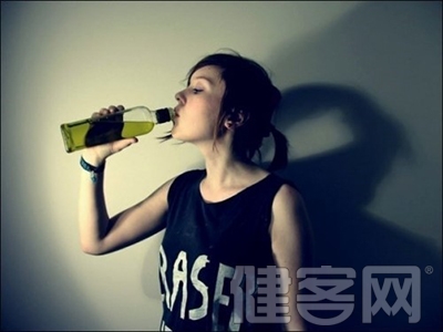 女性患酒精肝對身體危害很大